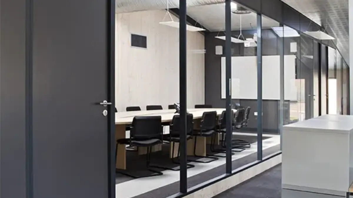 Aluminium Workstations in Jaipur: Custom aluminium framed office workstations in a bright commercial interior